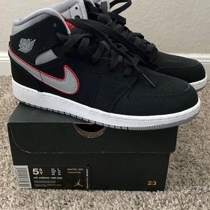 Air Jordan 1 MIDS boys size 5.5